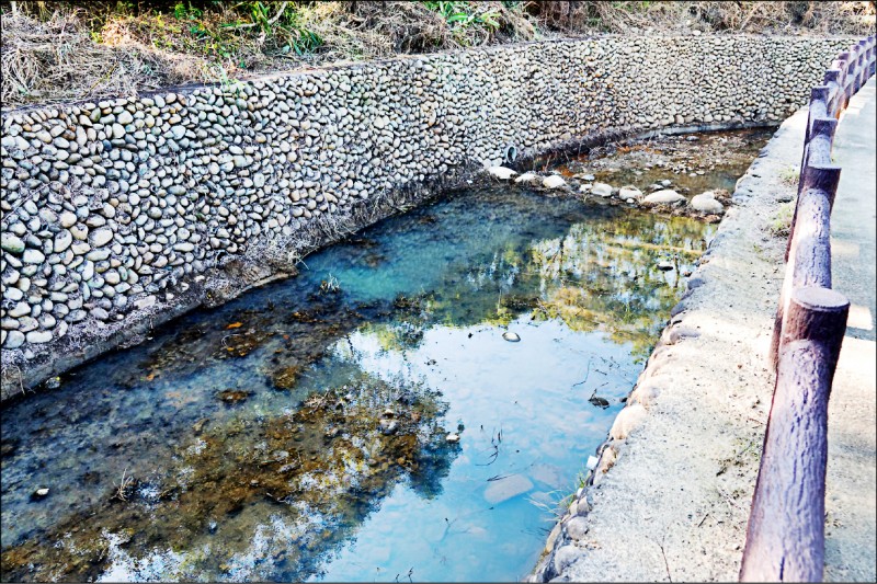 湖口鄉公所最近完成畚箕窩溪清疏整治工程，全程約3.3公里，清除河床上的淤泥和雜草。（湖口鄉公所提供）
