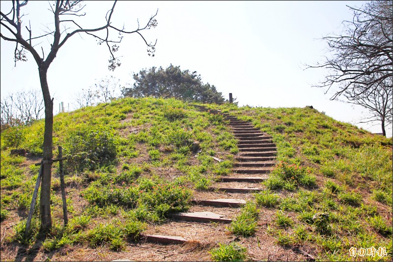 布袋鎮前東港山是全台灣最矮的山。（記者林宜樟攝）