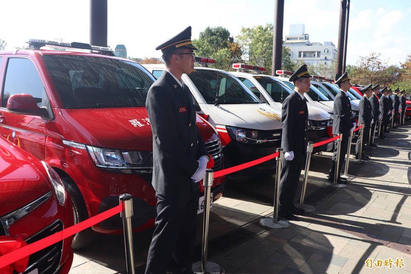 宜縣消防局去年共獲外界捐贈6輛救護車、7輛消防車、1輛山域運輸車籍搶救器材1批，為近年來規模最大的各式車輛、器材捐贈。（記者林敬倫攝）