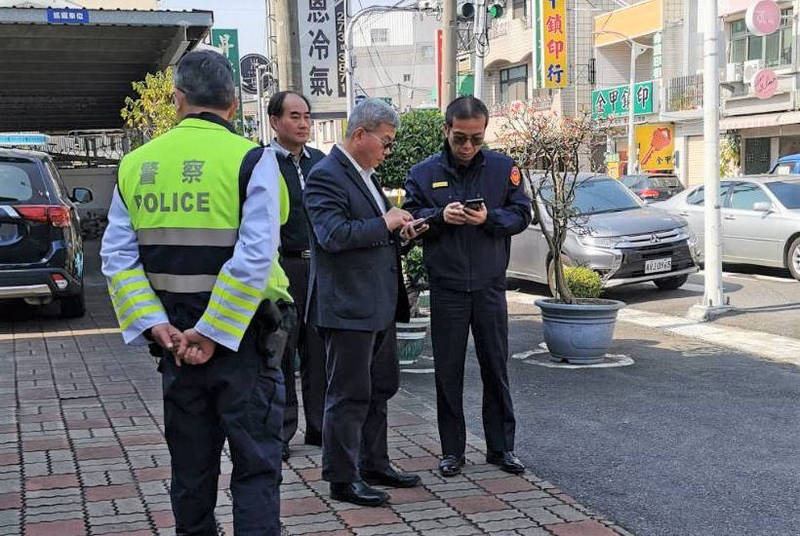新任台南市警察局長方仰寧（右二）昨還沒上任，就出現在總統維安勤務場合視察。（記者吳俊鋒攝）
