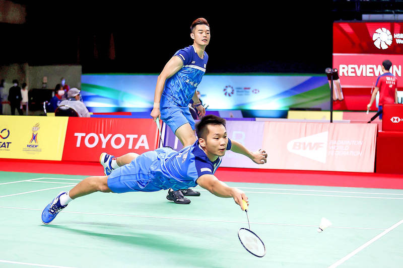 Taiwan’s Lee Yang dives for a return beside partner Wang Chi-Lin during their men’s doubles match against Malaysia’s Ong Yew Sin and Teo Ee Yi at the Thailand Open in Bangkok on Friday.
Photo: AFP / Badminton Association of Thailand Taiwan’s Lee Yang dives for a return beside partner Wang Chi-Lin during their men’s doubles match against Malaysia’s Ong Yew Sin and Teo Ee Yi at the Thailand Open in Bangkok on Friday.
Photo: AFP / Badminton Association of Thailand