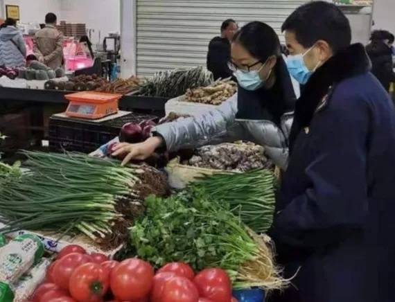 中國貴州上週一處市場被發現有一批會「掉色」的蔥，只要用衛生紙擦過，原本的綠色青蔥就變成藍色。（擷取自微博）