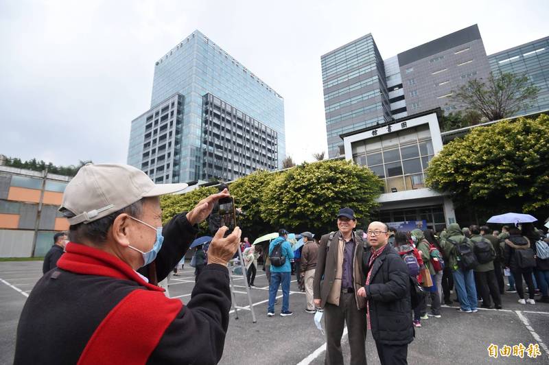 台北大學西院校區將BOT更新，校方16日舉行「西院傳奇校園巡禮」活動，讓校友回校做最後巡禮。（記者方賓照攝）