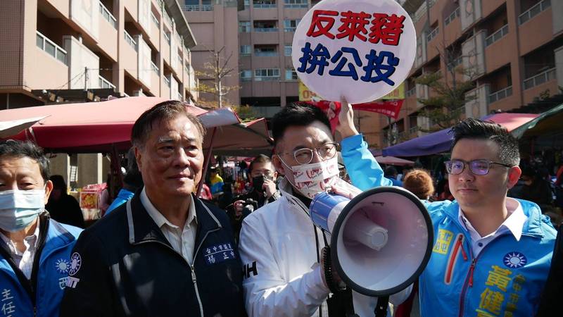 國民黨黨主席江啟臣（中）跑完了豐原連署的行程，也趕到水湳市場與兩位黨籍市議員楊正中（左）與黃健豪（右）會合（記者蘇金鳳翻攝）