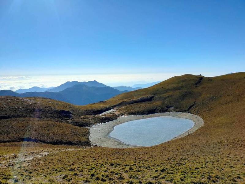 嘉明湖傳出冰封的消息，美景讓不少網友看了都驚呼連連。（山、水與浪人臉書提供）