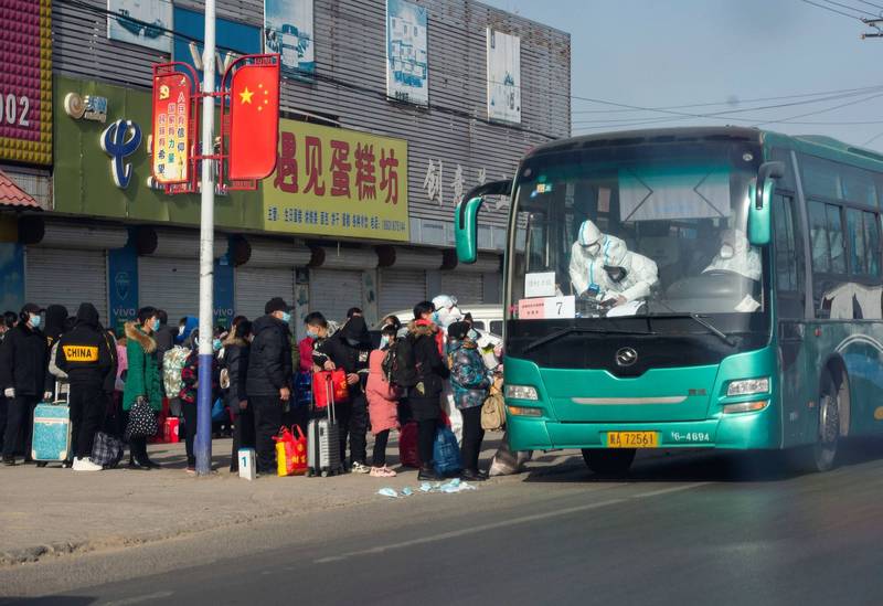 石家莊某確診患者曾到過濟南市，消息曝光後相關部門立即展開流行病學調查和追蹤溯源，網友也忍不住吐槽，「應該石家莊向濟南通報這個情況吧，結果是濟南自己發現的，如果濟南沒有註意到這個情況會怎麼樣？」圖為石家莊公車。（路透）