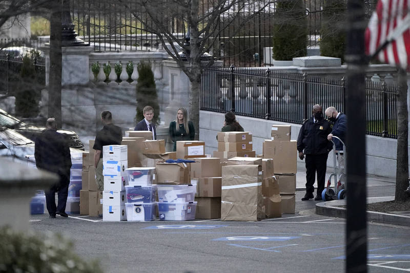 美国总统川普即将卸任，相关人员开始对川普白宫办公室进行收拾杂物工作。（美联社）(photo:LTN)