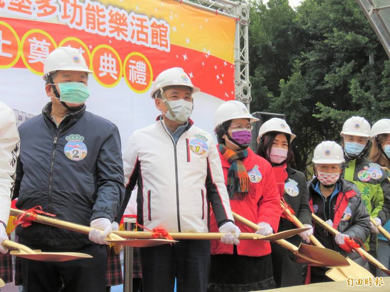 新北市長侯友宜（左2）今天主持昌平國小「昌平城堡多功能樂活館」動土奠基典禮。左起為新北市議長蔣根煌、昌平國小校長陳月滿、市議員	何淑峯、市議員黃林玲玲。（記者陳心瑜攝）