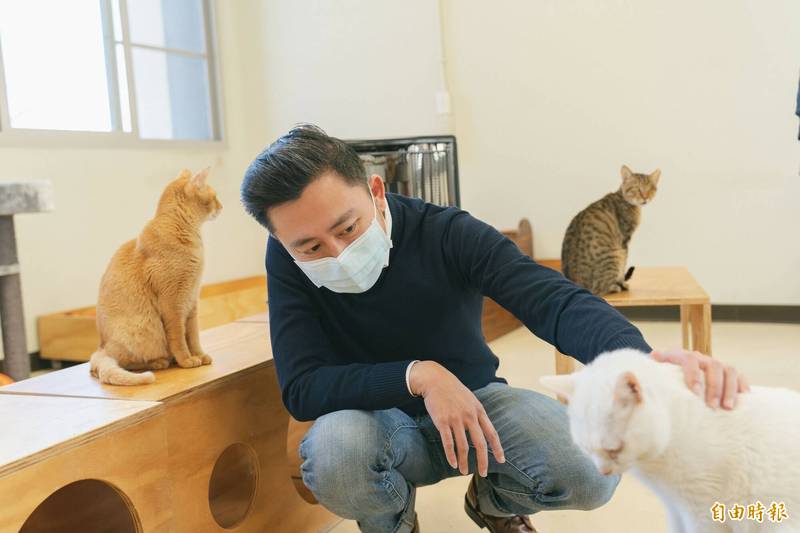 新竹市動物保護教育園區重新啟用滿週年，市長林智堅今天擔任認養大使，與犬貓互動，呼籲民眾認養取代購買，讓毛小孩有溫暖的家。（記者洪美秀攝）