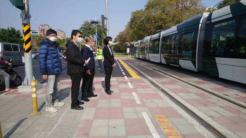 高雄輕軌二階路段周邊路網號誌運作效率再優化，市府會勘以解決大南環壅塞路況。（記者黃良傑翻攝）