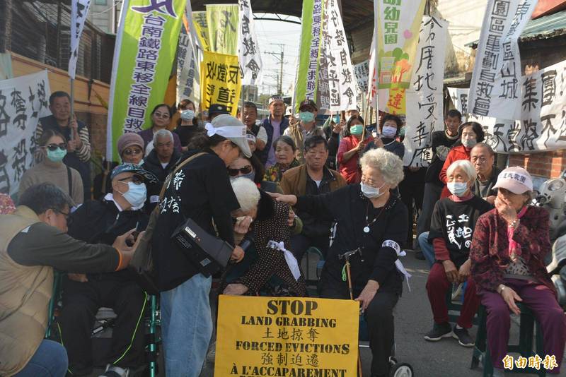 太平番仔路自救會今天動員民眾阻撓法院履勘， 95歲住戶陳韓秀枝流淚表示「死也要死在這裡！」（記者陳建志攝）