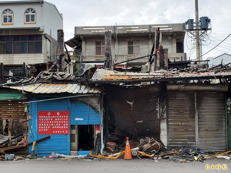 苗栗縣苑裡鎮山腳市場因去年6月間一場車禍引發火警，導致約90坪面積、24個攤位的市場遭焚毀，公所決定明天進場清運。（記者蔡政珉攝）