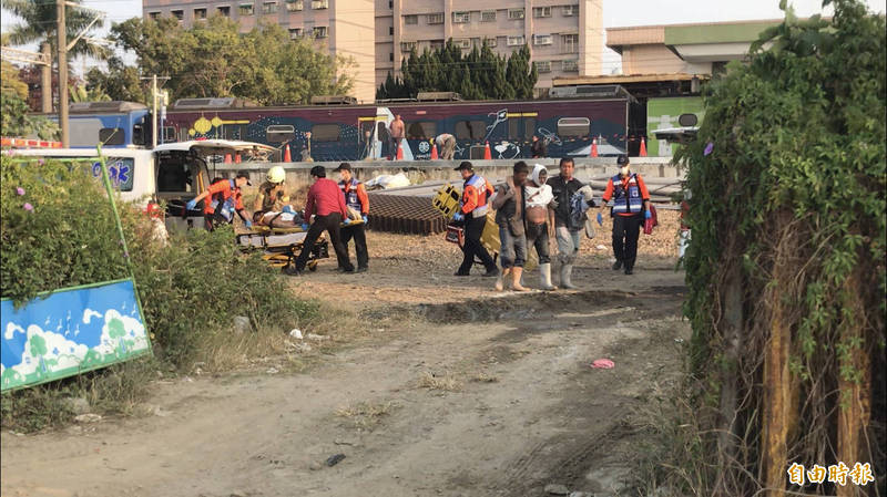 台南新市火車站第二月台正進行月台提高工程，今下午傳出2名工人疑似在灌漿時，不慎觸電。（記者萬于甄攝）