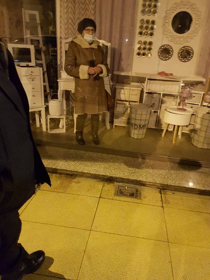西班牙北部有位老太太被遗忘在店里，被迫透过玻璃窗向路人求救。（图撷取自推特Javier GR）(photo:LTN)