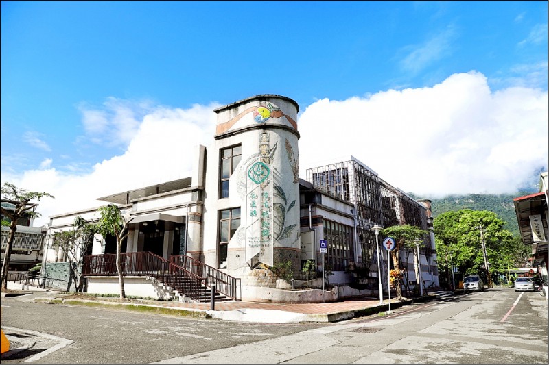 花蓮縣考古博物館是以豐田公有零售市場進行改建，入口裝飾牆、樓梯踏接採用豐田的蛇紋石，結合在地文化。（花蓮縣文化局提供）