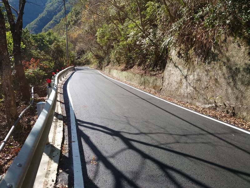 新竹縣尖石鄉「原住民族部落特色道路改善計畫」石磊道路改善工程完工，路況大幅改善。（新竹縣政府提供）