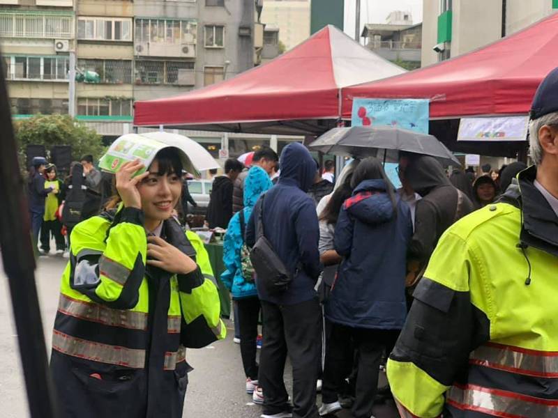 有網友在高中園遊會拍到正妹女警，引發網友暴動。（讀者彭少甫提供）