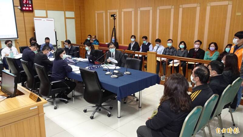 台南地院舉行國民參與審判模擬法庭，由法官、檢察官與律師詢問選出六位正取國民法官。（記者王俊忠攝）