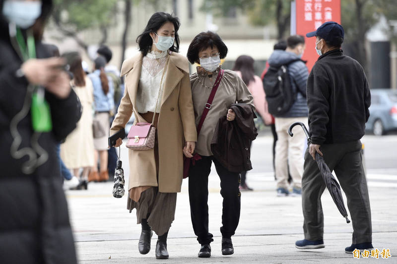 明天各地低溫落在約16至20度，白天高溫則上看27度。（資料照）