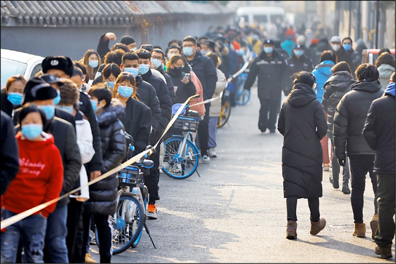 中国首都北京近日新冠肺炎疫情升温，民众廿二日大排长龙做检测。（路透）(photo:LTN)