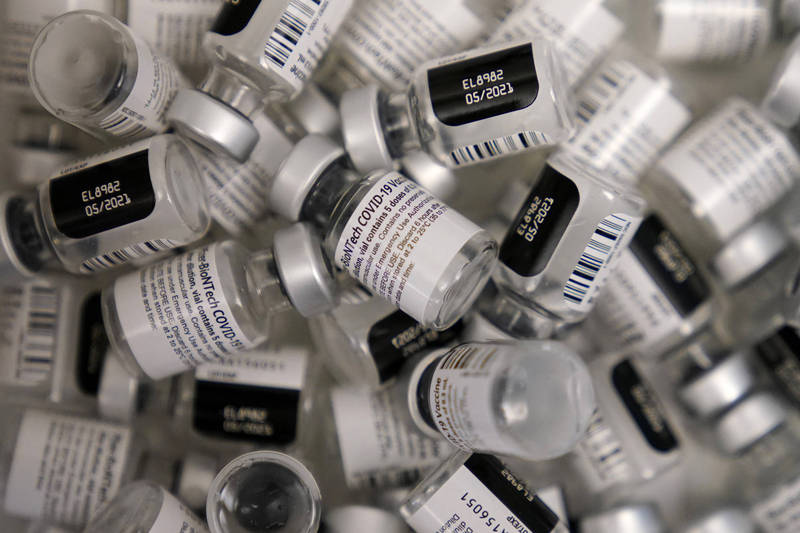 世衛秘書長譚德塞22日宣布，COVAX已和輝瑞藥廠完成協議，將獲4千萬劑輝瑞/BioNTech疫苗。（美聯社）