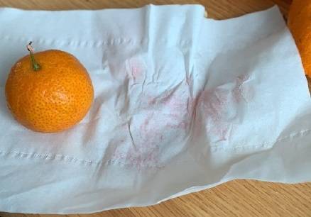 乌鲁木齐网友分享自己的实测照片，无语表示，「乌鲁木齐吃染色的橘」。（图取自微博）(photo:LTN)