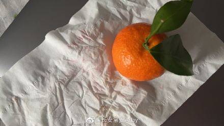 北京网友分享自己的实测照片，狠酸「刚在永旺国际商城购物中心买的橘子，干得漂亮！」（图取自微博）(photo:LTN)