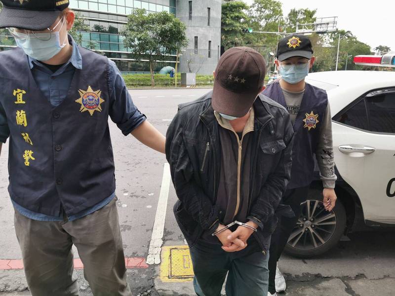 宜蘭分局警方將56歲林男（中）依竊盜罪嫌移送宜蘭地方檢察署。（記者蔡昀容翻攝）