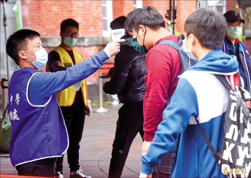 110學年大學學測23日第二天考試，入場時考生都要戴口罩、量測體溫。（記者簡榮豐攝）