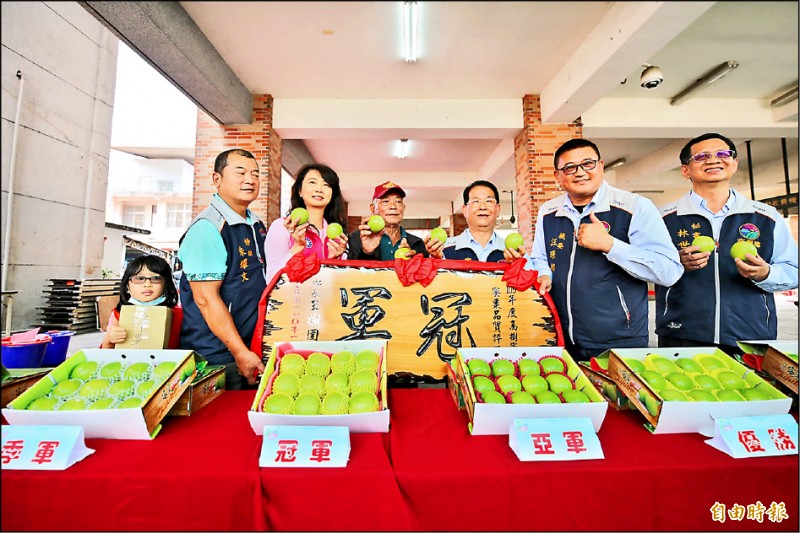 首次種植蜜棗的農友汪丁進（中），拿下今年高樹蜜棗評鑑冠軍。（記者邱芷柔攝）