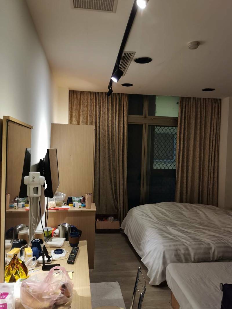 卓姓台商指入住台南市區的防疫旅館雙人房空間很小。（記者王俊忠翻攝）