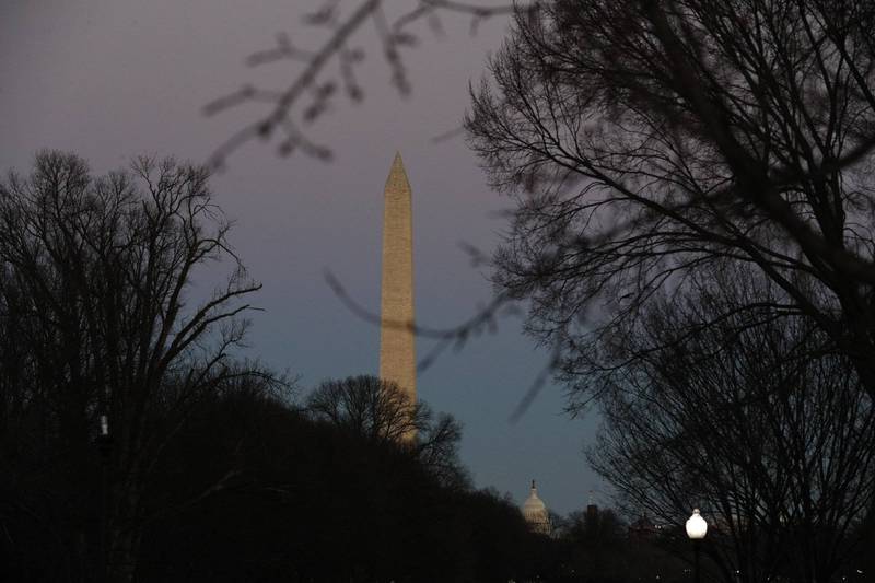 华府国家广场里的华盛顿纪念碑（见图）当地时间週日晚间突然黯淡无光，美国国家公园管理局正在调查问题起因，而网友也一阵热议。（美联社）(photo:LTN)