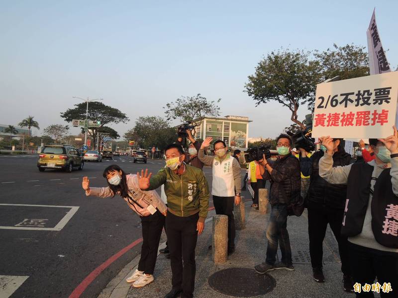 鳳山區立委許智傑帶頭為黃捷助陣。（記者王榮祥攝）