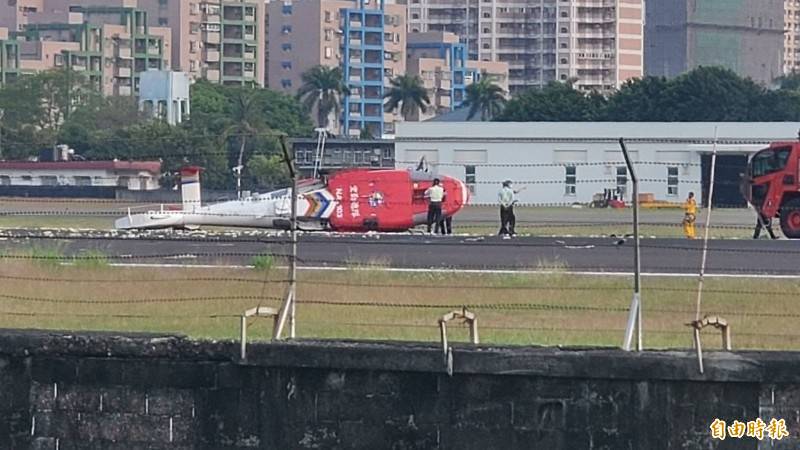 內政部空勤總隊一架AS-365海豚直昇機，去年執行任務降落時，發生重落地事故，所幸機上5名乘員均安。（資料照，記者張忠義攝）