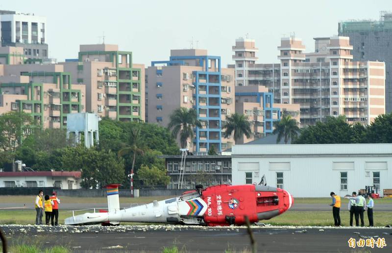 內政部空勤總隊一架AS-365海豚直昇機，去年執行任務降落時，發生重落地事故，所幸機上5名乘員均安。（資料照）