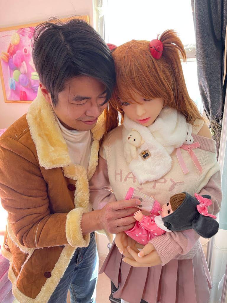 香港男子謝天榮（左）近日在臉書上分享自己與愛妻Mochi一家三口的甜蜜照。（圖擷取自謝天榮臉書）