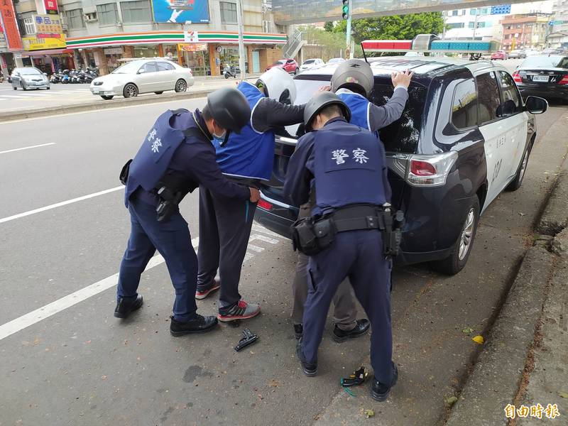 新竹市警方防搶演練超逼真。（記者蔡彰盛攝）