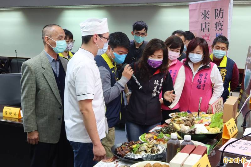 台南大同街區除了年貨大街照常辦外，還推出「超澎湃大同宴團圓餐」，醫護人員只要出示相關證件就能享優惠。（記者蔡文居攝）