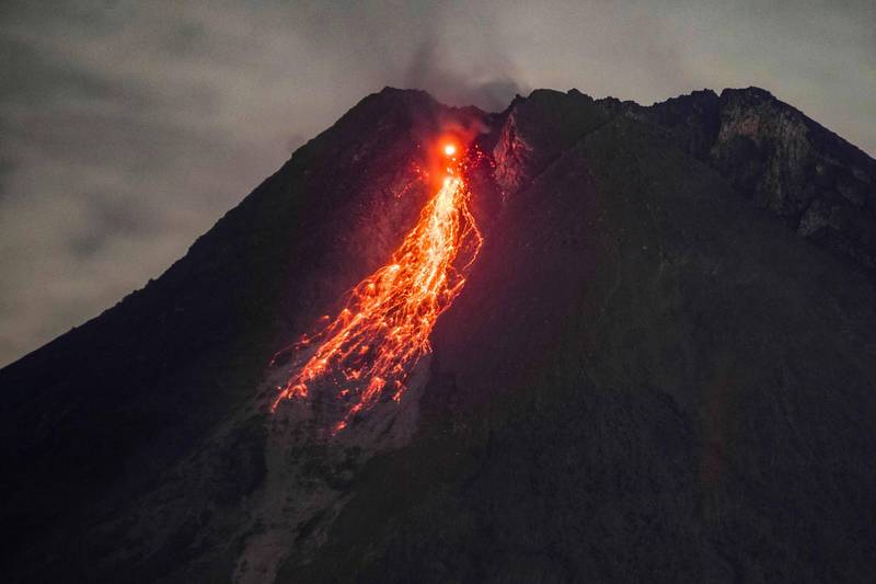 梅拉比火山是印尼最活躍的火山之一，最近已多次噴發出熔岩和火山雲。圖為上週噴發景象。（資料照，法新社）