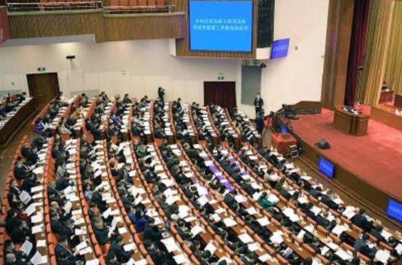 內蒙古黨委副書記、自治區政府主席布小林昨天在內蒙古自治區十三屆人大四次會議（兩會）上，疑似報告到一半暈倒在講台上，影片瘋傳引熱議。（圖翻攝自微博）