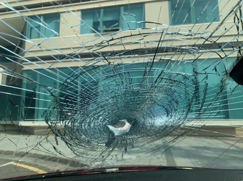 高速公路飛來不明物體，直接撞破擋風玻璃。（圖擷取自爆料公社）