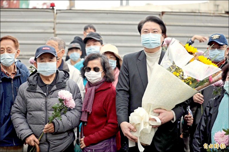 太平輪海難事件72週年，基隆市文化局昨舉辦追悼紀念活動，基隆市長林右昌（右）與罹難者家屬一同獻花致意。（記者林欣漢攝）