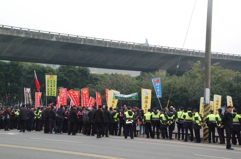 警方為維護元首安全，防止反年改團體滋擾衝撞，常以警力人牆阻隔抗議民眾。示意圖。（記者李立法攝）