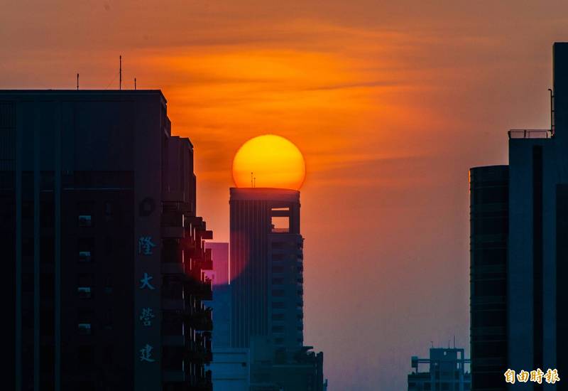 夕陽西下散發出的金黃色光芒，透視度的適當讓大家欣喜不已。（記者張忠義攝）