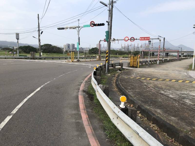 新北市二重疏洪道五股今天上午傳出一名女菜販疑自摔身亡，警方到場處理。（記者吳仁捷翻攝）