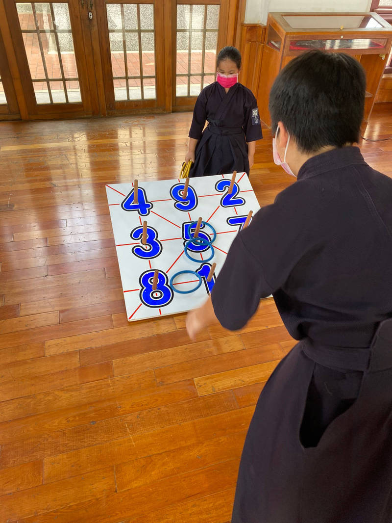 民眾在高雄武德殿「祈願祭」玩套圈圈。（記者許麗娟翻攝）