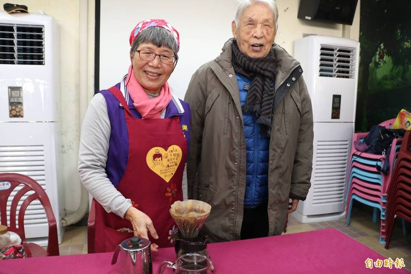 高鎮波與太太溫芙蕾，很喜歡參加社區的爺奶咖啡班，重拾人生樂趣。（記者翁聿煌攝）