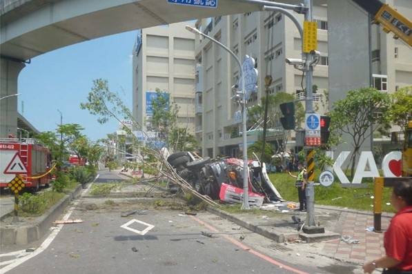 109年8月16日國1南下高雄端水泥預拌車翻覆事故，造成1人死亡。（圖：高速公路局提供）