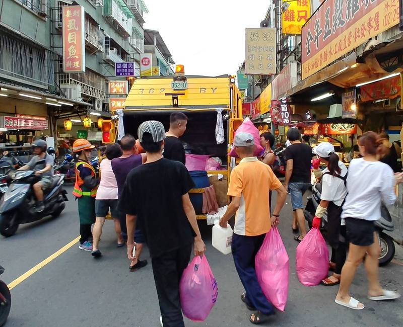 新北市環保局公布農曆春節期間垃圾清運時間。（資料照）