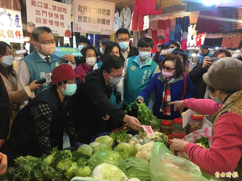 桃園市長鄭文燦到南門市場為攤販加油、打氣，還購買青菜，十足好好先生形象。（記者謝武雄攝）